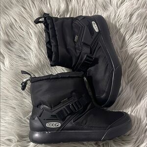 KEEN black Hoodrome boots